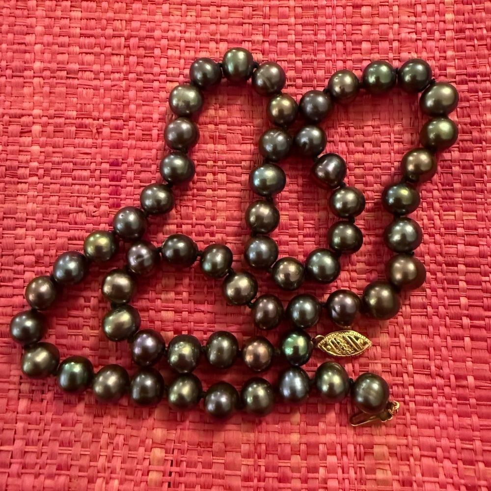 Elegant Black Tahitian Pearl Necklace With 14K Yellow Gold Clasp